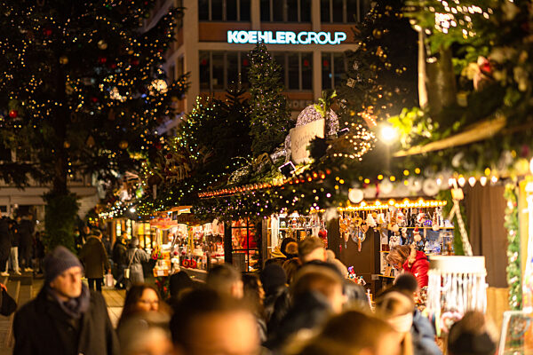Themenbilder: Stuttgarter Weihnachtsmarkt in der Koenigstrasse und Marktplatz, 10.12.2022,