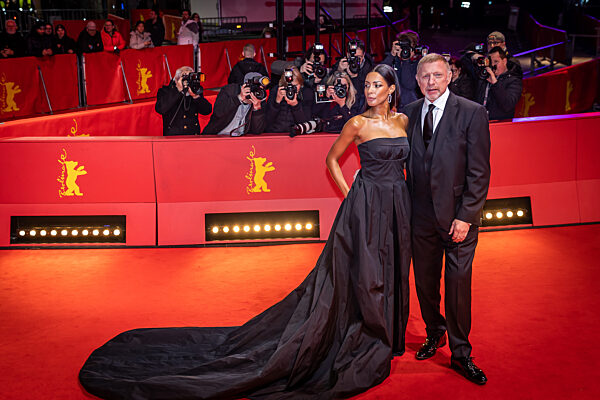 Boris Becker und Freundin Lilian de Carvalho Monteiro auf dem roten Teppich der 73. Berlinale