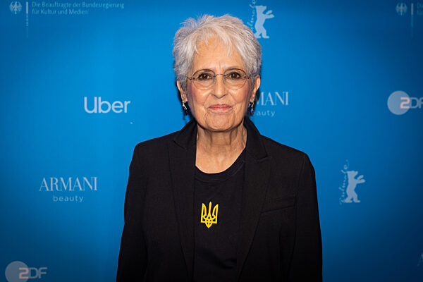Joan Baez auf dem roten Teppich der 73. Berlinale, Filmpremiere, I am a noise