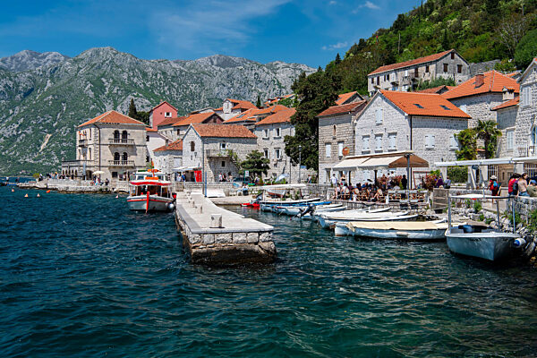 Hafen, alte Paläste , Promenade, Perast, Bucht von Kotor, Montenegro