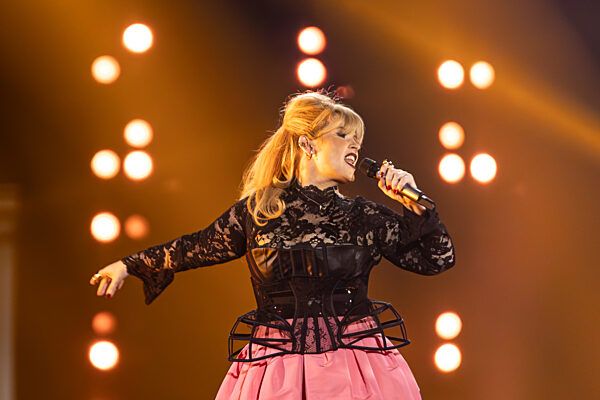 Schlagersängerin Maite Kelly beim Auftritt in der ARD Samstagabendshow Schlagerboom mit Florian Silbereisen am 21.10.2023 in Dortmund
Foto: Gerhard Wingender