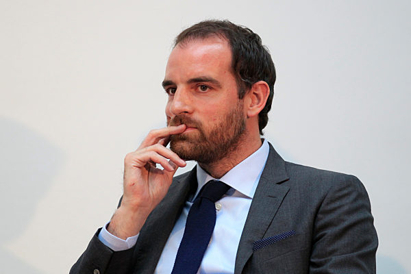 Profifussball - Zwischen Geschaeft, Leidenschauft und Gesellschaftlicher Verantwortung