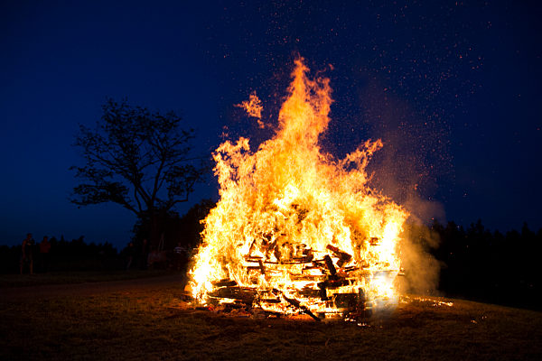 Themenbild - Pfingstfeuer