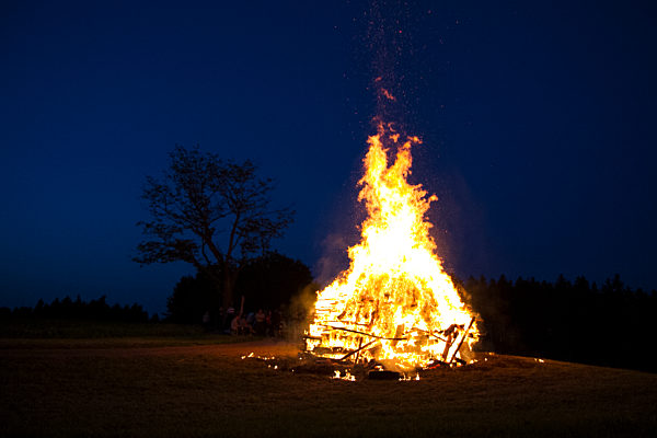 Themenbild - Pfingstfeuer