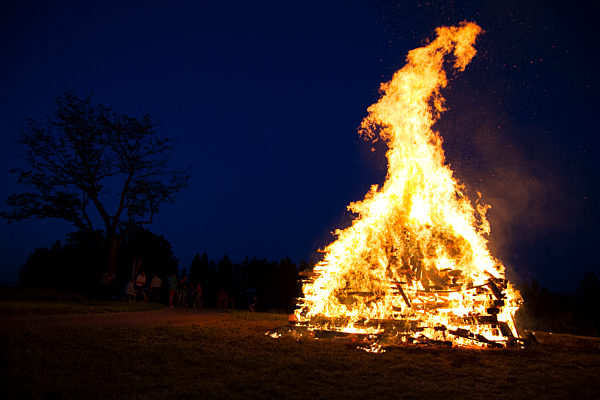 Themenbild - Pfingstfeuer