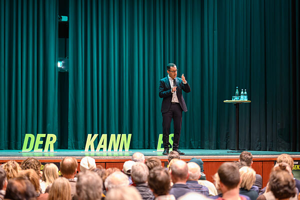 Cem Oezdemir (Spitzenkandidat Bündnis 90 / Die Gruenen), Klimaschutz, eine starke Wirtschaft, soziale Gerechtigkeit, Wahlkampf, Landtagswahl 2026 Baden-Wuerttemberg, Festhalle Rottenburg am Neckar, 06.02.2026