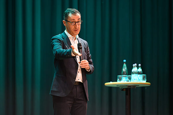 Cem Oezdemir (Spitzenkandidat Bündnis 90 / Die Gruenen), Klimaschutz, eine starke Wirtschaft, soziale Gerechtigkeit, Wahlkampf, Landtagswahl 2026 Baden-Wuerttemberg, Festhalle Rottenburg am Neckar, 06.02.2026