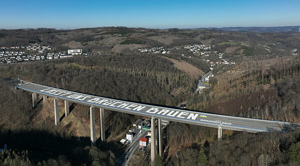 28.02.2022,
NRW,Nordrhein-Westfalen,Verkehr, Wirtschaft, Autobahnen, Straßen, A45, Sauerlandlinie,
Straßenverkehr,Brücke, Talbrücke,Friedensaktion,
Schriftzug,

Die A45 bei Lüdenscheid ist gesperrt wegen Brückenschäden an der Talbrücke Rahmede.
Rie