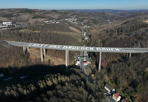28.02.2022,
NRW,Nordrhein-Westfalen,Verkehr, Wirtschaft, Autobahnen, Straßen, A45, Sauerlandlinie,
Straßenverkehr,Brücke, Talbrücke,Friedensaktion,
Schriftzug,

Die A45 bei Lüdenscheid ist gesperrt wegen Brückenschäden an der Talbrücke Rahmede.
Rie