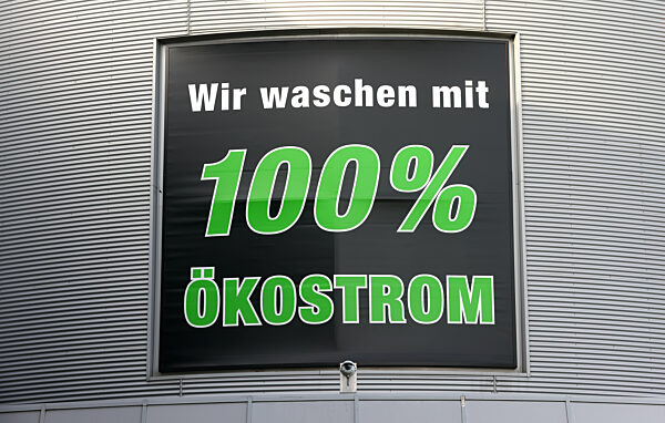 13.12.2022,
Deutschland, NRW, 
Tankstellen, Waschanlagen, Energie,
Werbeplakat Wir waschen mit 100% Ökostrom, Tankstelle, Waschanlage, Auto waschen, Autowaschanlage