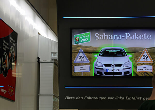 15.04.24, 
Deutschland, NRW, 
Autos, Verschmutzung, Wetter, Waschanlagen,
Eine Autowaschanlage bietet ein Sahara Paket gegen die Sahara-Sand-Verschmutzung an, Auto waschen, Lackverschmutzung,