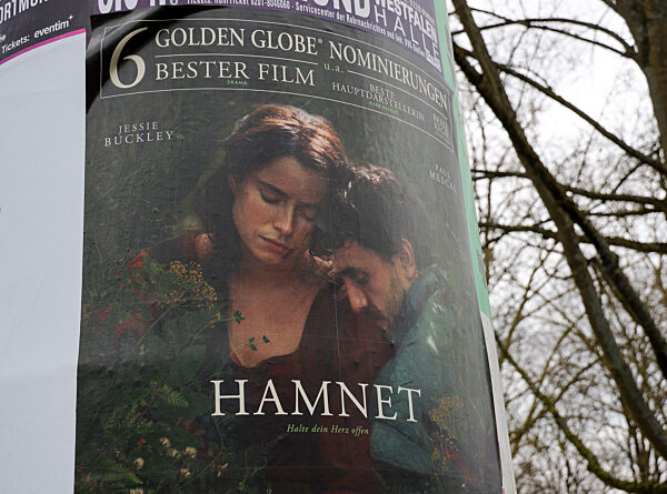 21.02.2026,
Deutschland, NRW, 
Entertainment, Kino,
Filmplakat Hamlet mit Jessie Buckley und Paul Mescal - der Film hat sechs Golden Globe Nominierungen u.a. als bester Film und die beste Hauptdarstellerin,