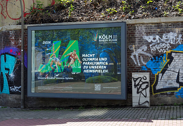 19.04.2026,
Deutschland, NRW,
Sport, Olympia,
Display Olympia-Bewerbung Köln Rhein-Ruhr an einer Mauer in Dortmund,