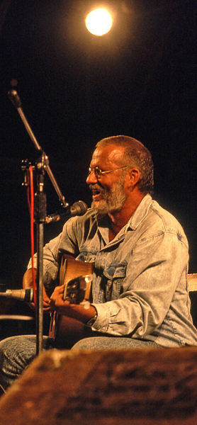 Der Liedermacher, Autor und Friedensaktivist Franz Josef Degenhardt aus der...