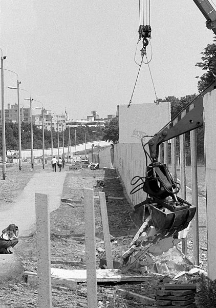 Berlin - Dismounting the Berlin Wall 1990