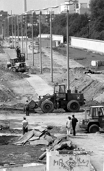 Berlin - Dismounting the Berlin Wall 1990