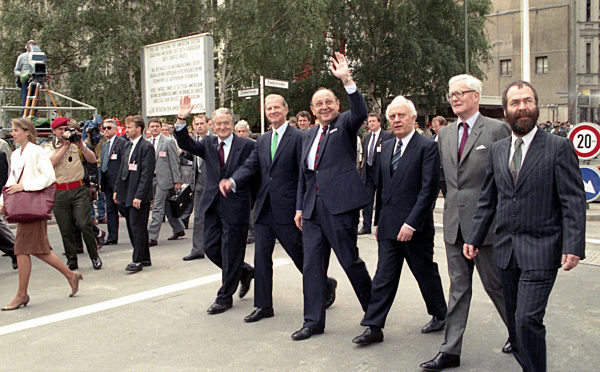 Berlin - Abbau Checkpoint Charlie 1990