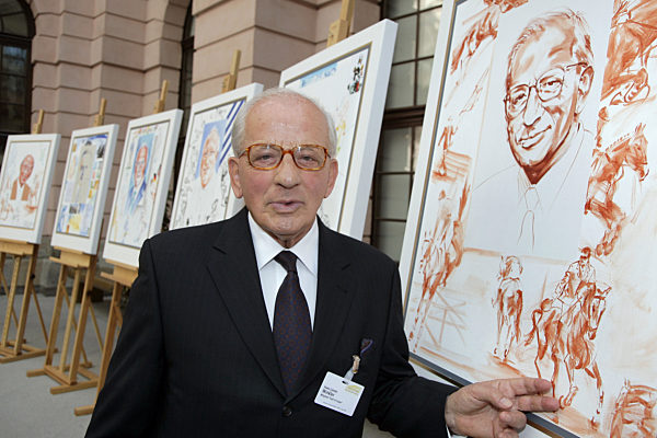 Springreiter Hans Günter Winkler steht am Dienstag (06.05...