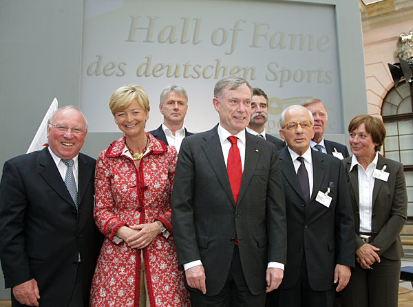Fußballlegende Uwe Seeler (L-R), die Vorstandsvorsitzende der Stiftung...