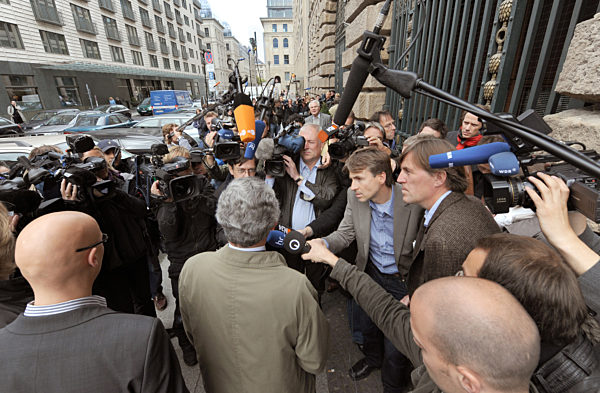 Journalisten belagern am Donnerstag (18.09...