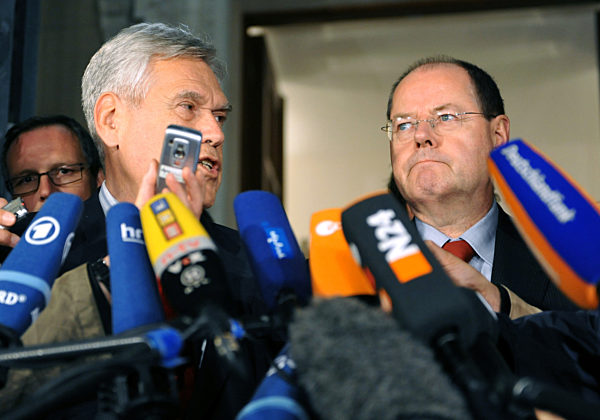 Bundeswirtschaftsminister Michael Glos (l...