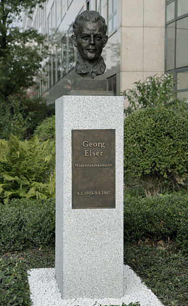 Eine Büste des Hitler-Attentäters Georg Elser steht am Mittwoch (24.09...