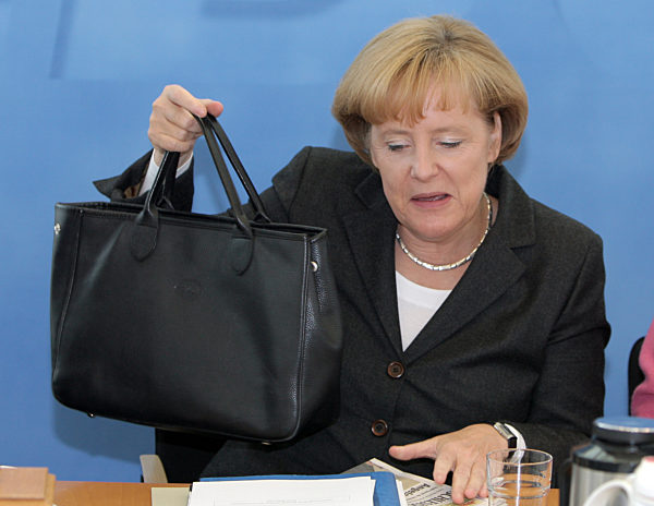 Die CDU-Vorsitzende und Bundeskanzlerin Angela Merkel kommt am Montag (13.10...