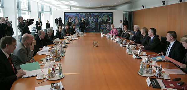 Das Bundeskabinett ist am Montag (13.10.2008) in Berlin zu einer...
