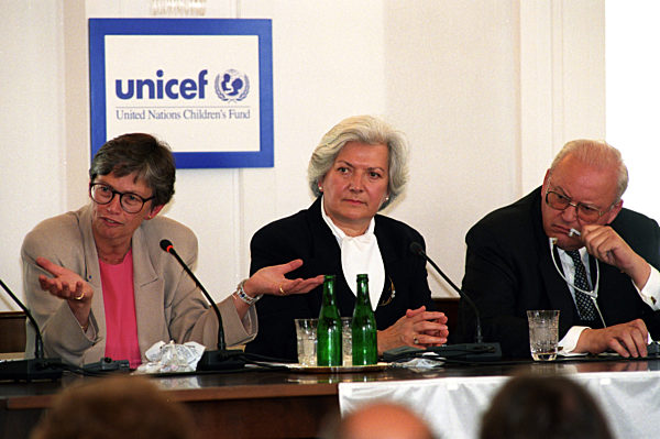 Bundespräsident Roman Herzog und seine Frau Christiane (M) folgen am 08.06...