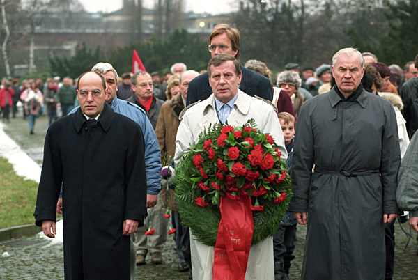 PDS-Parteichef Lothar Bisky (M), der Vorsitzende der PDS-Bundestagsgruppe...
