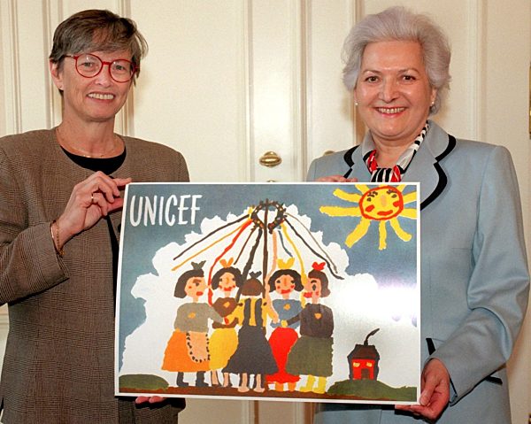 Christiane Herzog erhielt Jubiläums-Exemplar der Unicef-Karte