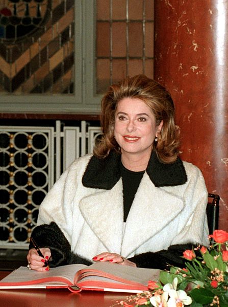 Berlinale: Catherine Deneuve trägt sich ins Goldene Buch ein