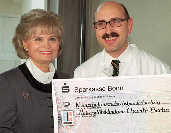 Hannelore Kohl überreicht Scheck an Charite