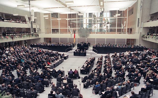 Bundestag (Archivfoto und Text 1990)