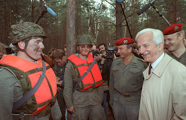 Weizsäcker bei Bundeswehrsoldaten (Archivfoto und Text 1991)