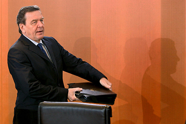 Mit einer großen Aktenmappe kommt Bundeskanzler Gerhard Schröder am Mittwoch...