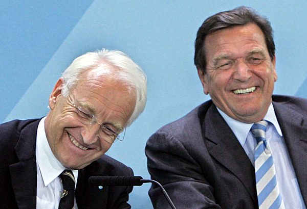 Der Ministerpräsident von Bayern, Edmund Stoiber (l)...