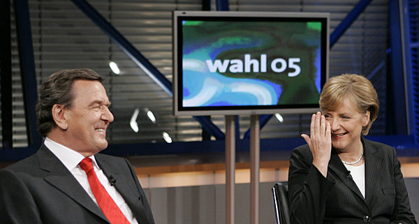 Bundeskanzler Gerhard Schröder und die CDU-Vorsitzende Angela Merkel...