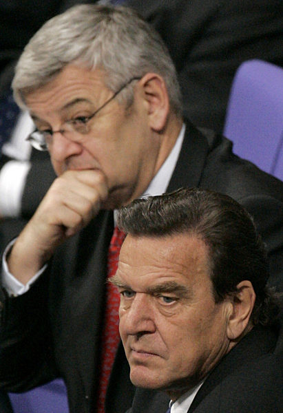 Bundeskanzler Gerhard Schröder (vorn) und Bundesaußenminister Joschka...