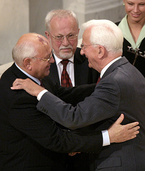 Der frühere Staatspräsident der Sowjetunion, Michail Gorbatschow (l-r)...
