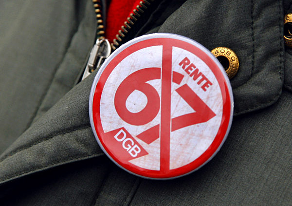 Einen Button auf der "Rente 67" durchgestrichen ist, hat sich am Montag (26...