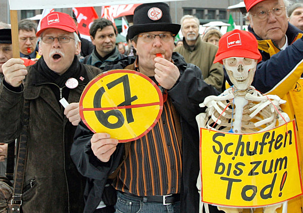 Demonstranten halten am Montag (26.02.2007) in Berlin ein künstliches...