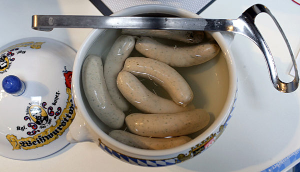 Ein Topf mit Weisswürsten, aufgenommen am 11.05...