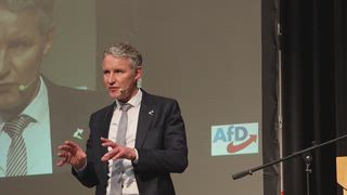 Reutlingen, Rommelsbach, Rommelsbacher Halle, AfD-Veranstaltung, Wahlkampf, Björn Höcke, MdL Thüringen, Rede, Podium, Sandro Scheer, Christian Zaum, Max Gerner, Publikum, Demonstration, Protest, Gegendemonstration, Antifa, Polizei, Transparente, politische Auseinandersetzung, Baden-Württemberg, Deutschland