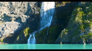 Wasserfall an Felswand, Fjorde und Berge, Bucht der letzten Hoffnung, Puerto Natales, Patagonien, Chile