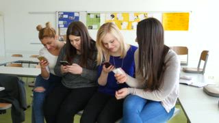 Berufsschülerinnen während der Pause mit ihren Smartphones, Klassenzimmer, Schule, Berufsschule, Ausbildung, Düsseldorf, Nordrhein-Westfalen, Nordrhein-Westfalen, Deutschland