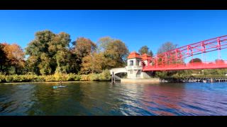 Die Tegeler Hafenbrücke, auch Sechserbrücke genannt, an der Einfahrt zum Tegeler Hafen, Berlin, Deutschland