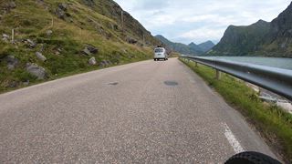 Fahrt auf der Straße E 10, Fahrradperspektive, Fahrradtourismus, Fredvang Lofoten, Nordland, Norwegen