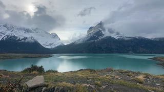 Wolken ziehen über beeindruckende Berggipfel, felsige Gipfel Cuernos del Paine und See Lago Nordenskjöld, Zeitraffer, Nationalpark Torres del Paine, Patagonien, Chile