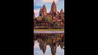 Zeitraffer des kambodschanischen Wahrzeichens Angkor Wat mit Spiegelung im Wasser. Kamera schwenken